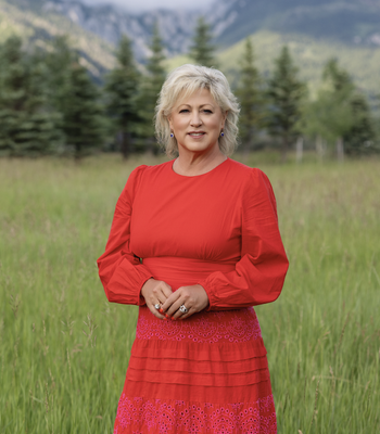 Portrait of PollyAnna Snyder, E&V Private Office | Managing Broker.